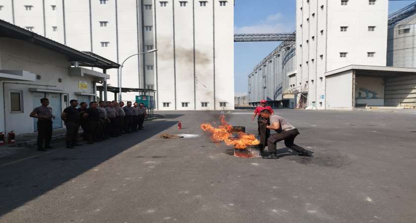 Pelatihan Drill Damkar Menggunakan Alat Tradisional di Unit PT. Harvestar: Melatih Kesiapsiagaan dengan Sumber Daya yang Sederhana